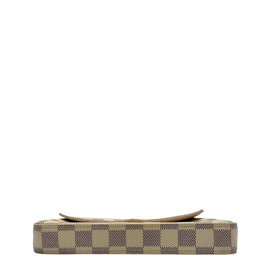 Borsa Louis Vuitton Félicie in canvas Damier Azur con parti metalliche dorate e interno in pelle rosa. Munita di una tracolla in catena amovibile e accessori portacarte, e portamonete estraibili. Originale, usato, in condizioni ottime.