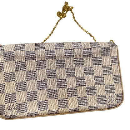 Borsa Louis Vuitton Félicie in canvas Damier Azur con parti metalliche dorate e interno in pelle rosa. Munita di una tracolla in catena amovibile e accessori portacarte, e portamonete estraibili. Originale, usato, in condizioni ottime.