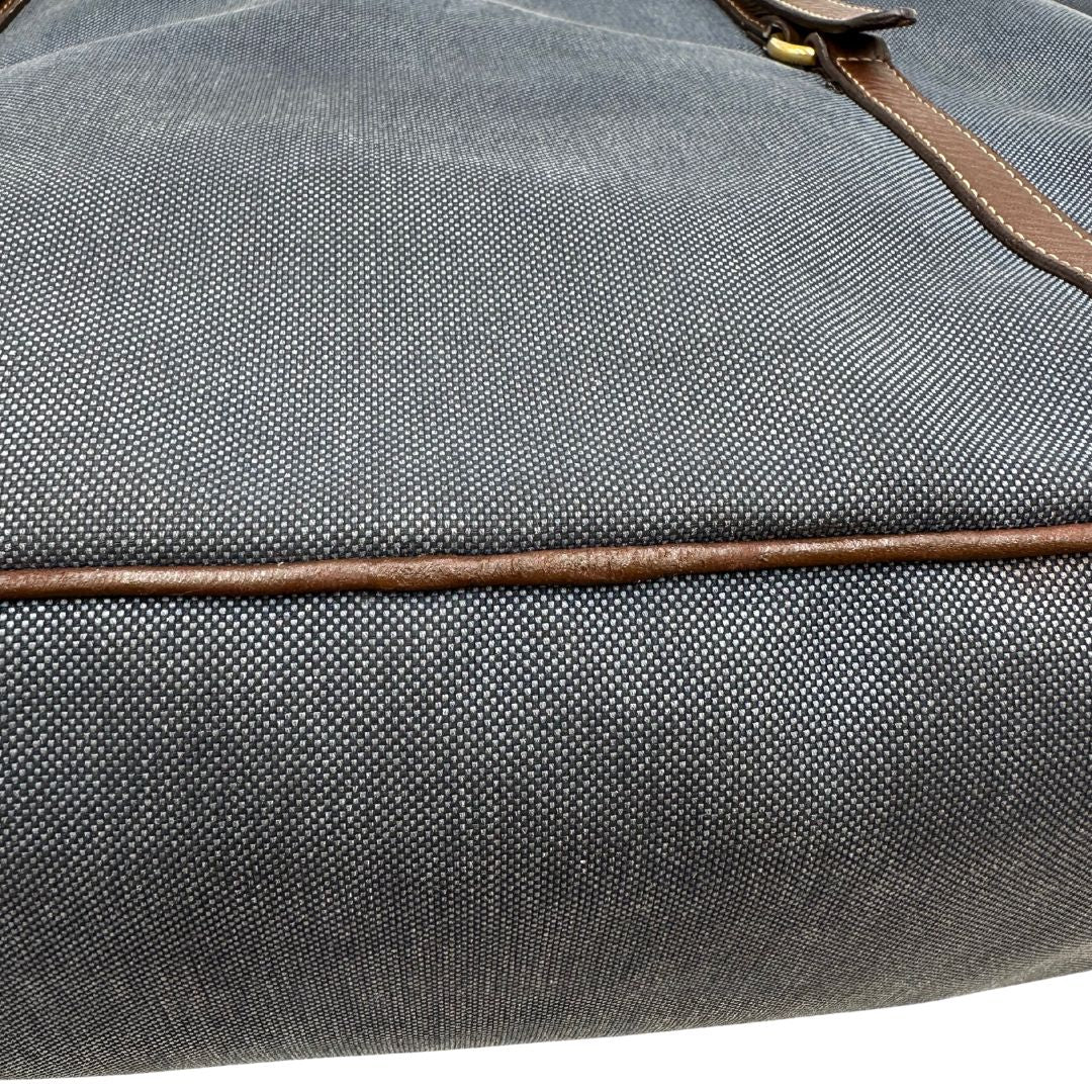 Borsa Prada in denim con finiture in pelle marroni e parti metalliche dorate; munita di doppi manici e una tracolla amovibile e regolabile, impreziosita da un porta address. Completa di dustbag, di lusso, ottime condizioni, originale.