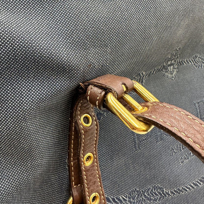 Borsa Prada in denim con finiture in pelle marroni e parti metalliche dorate; munita di doppi manici e una tracolla amovibile e regolabile, impreziosita da un porta address. Completa di dustbag, di lusso, ottime condizioni, originale.