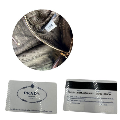 interno Borsa Prada in denim con finiture in pelle marroni e parti metalliche dorate; munita di doppi manici e una tracolla amovibile e regolabile, impreziosita da un porta address. Completa di dustbag, di lusso, ottime condizioni, originale.