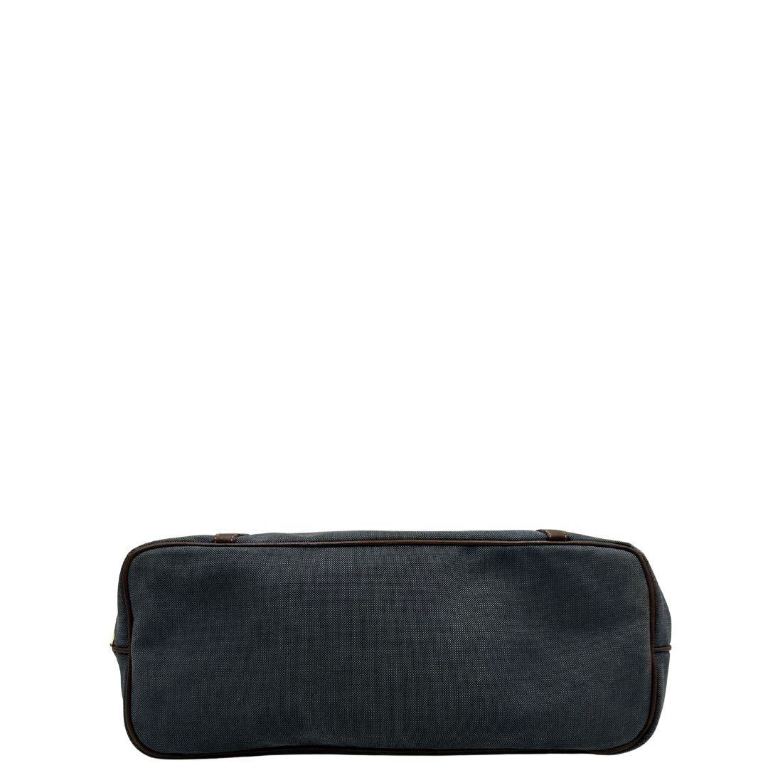 base Borsa Prada in denim con finiture in pelle marroni e parti metalliche dorate; munita di doppi manici e una tracolla amovibile e regolabile, impreziosita da un porta address. Completa di dustbag, di lusso, ottime condizioni, originale. 