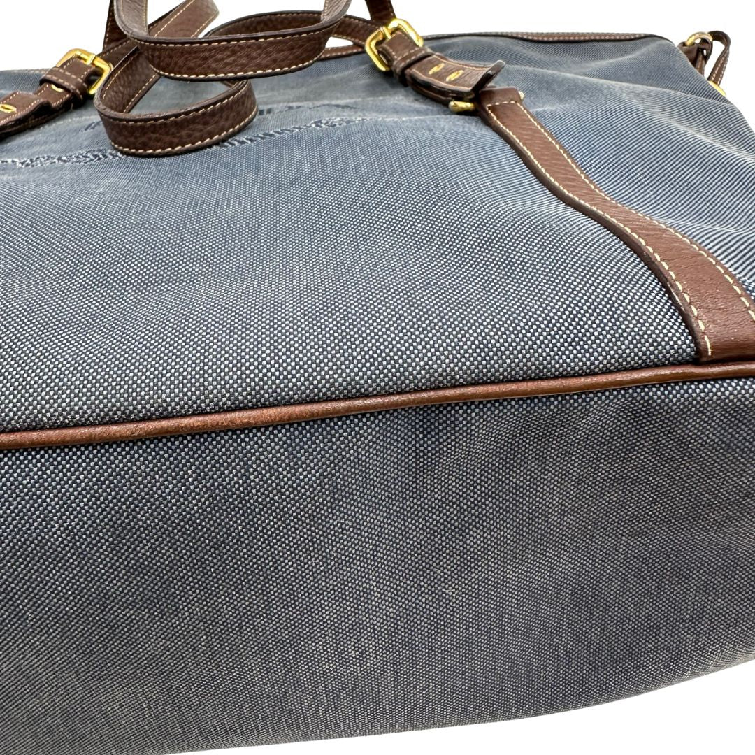 Borsa Prada in denim con finiture in pelle marroni e parti metalliche dorate; munita di doppi manici e una tracolla amovibile e regolabile, impreziosita da un porta address. Completa di dustbag, di lusso, ottime condizioni, originale.