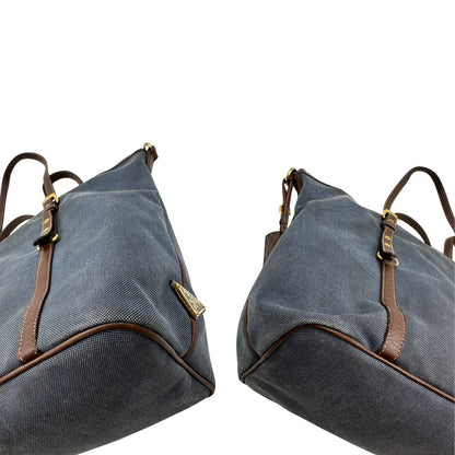 angoli Borsa Prada in denim con finiture in pelle marroni e parti metalliche dorate; munita di doppi manici e una tracolla amovibile e regolabile, impreziosita da un porta address. Completa di dustbag, di lusso, ottime condizioni, originale. 