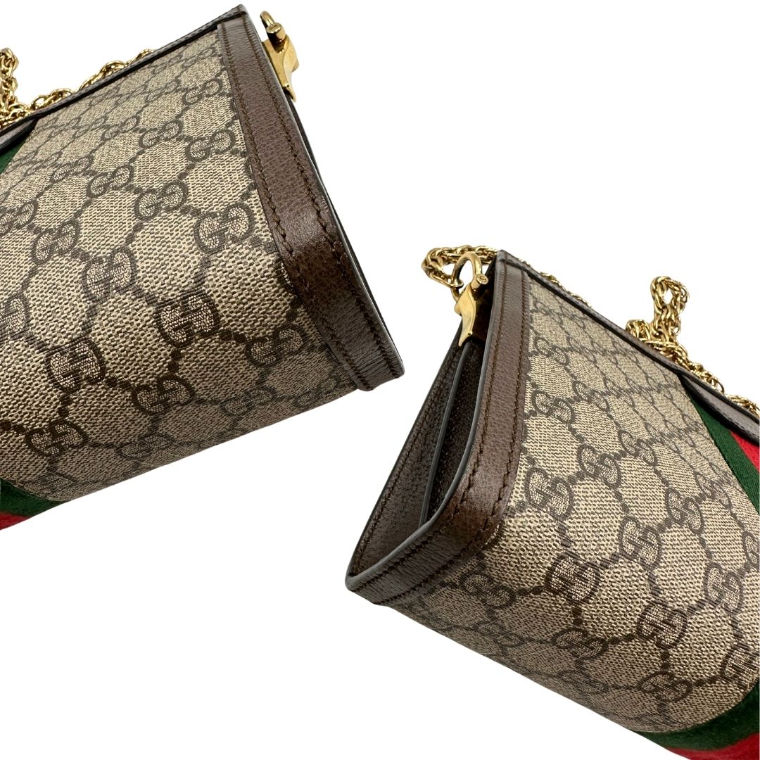 angoli Borsa Gucci Ophidia in canvas beige GG con finiture in pelle marrone, striscia Web in tessuto verde e rosso, con parti metalliche dorate. Dotata di una tracolla in catena, di lusso, originale, ottime condizioni. 