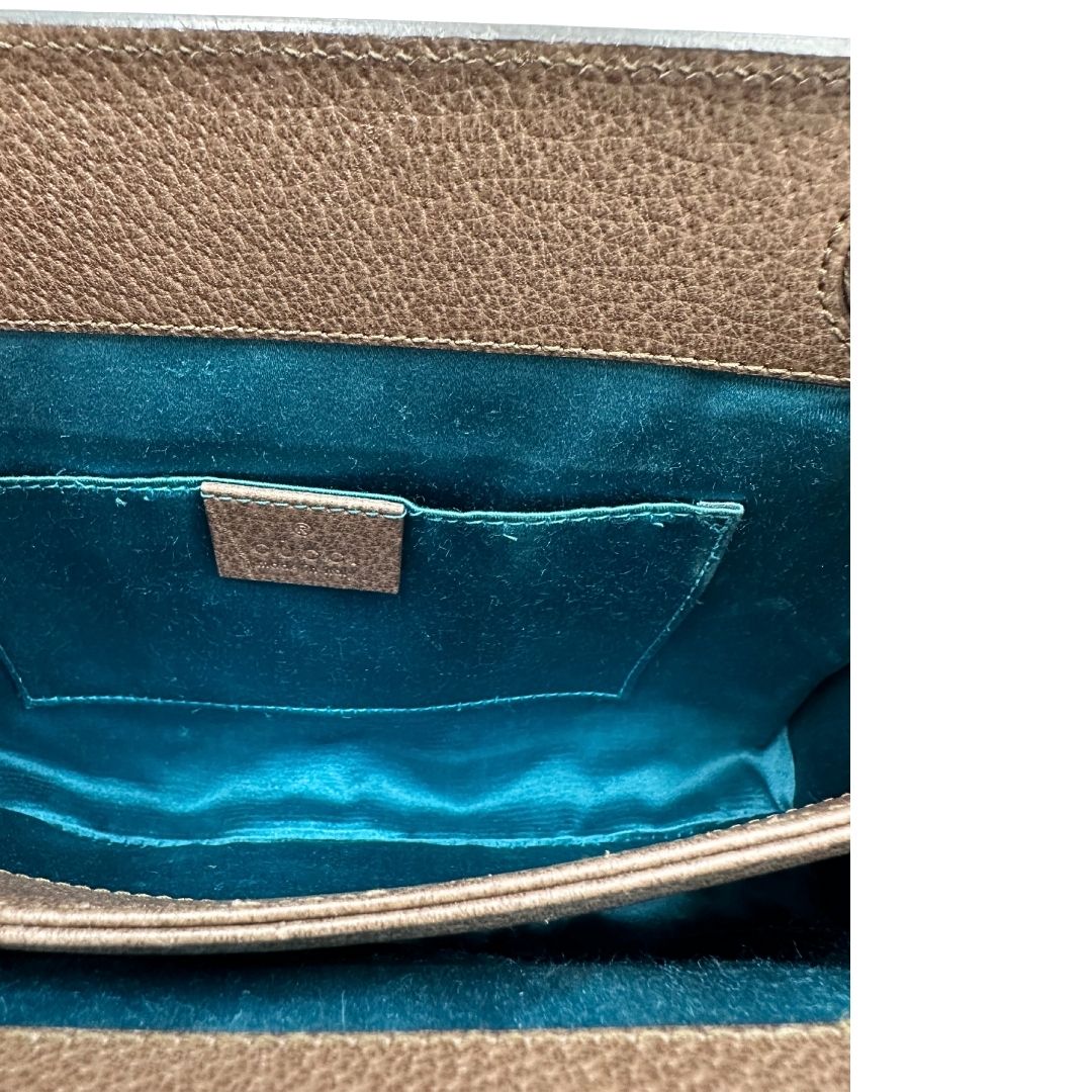 interno Borsa Gucci Ophidia in canvas beige GG con finiture in pelle marrone, striscia Web in tessuto verde e rosso, con parti metalliche dorate. Dotata di una tracolla in catena, di lusso, originale, ottime condizioni. 