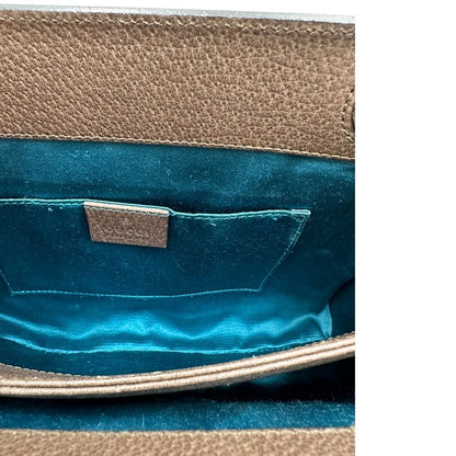 interno Borsa Gucci Ophidia in canvas beige GG con finiture in pelle marrone, striscia Web in tessuto verde e rosso, con parti metalliche dorate. Dotata di una tracolla in catena, di lusso, originale, ottime condizioni. 