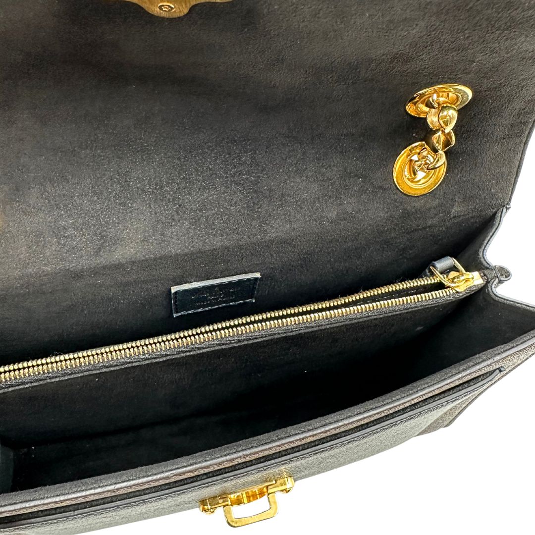 interno Borsa Louis Vuitton Victoire in canvas marrone monogram, finiture in pelle nera e parti metalliche dorate; munita di una tracolla in catena scorrevole. Completa di scatola, di lusso, originale.