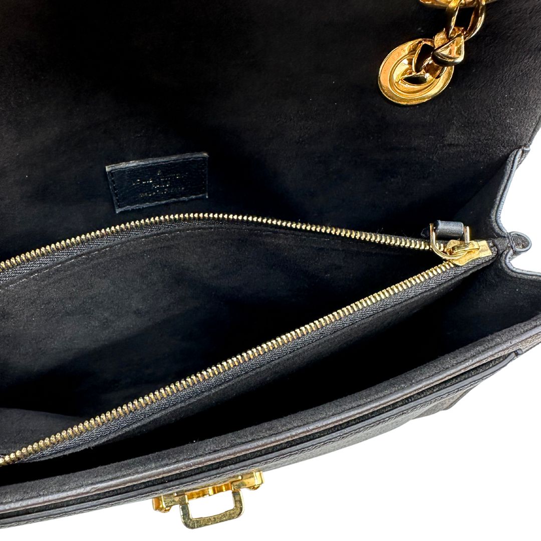 interno Borsa Louis Vuitton Victoire in canvas marrone monogram, finiture in pelle nera e parti metalliche dorate; munita di una tracolla in catena scorrevole. Completa di scatola, di lusso, originale.