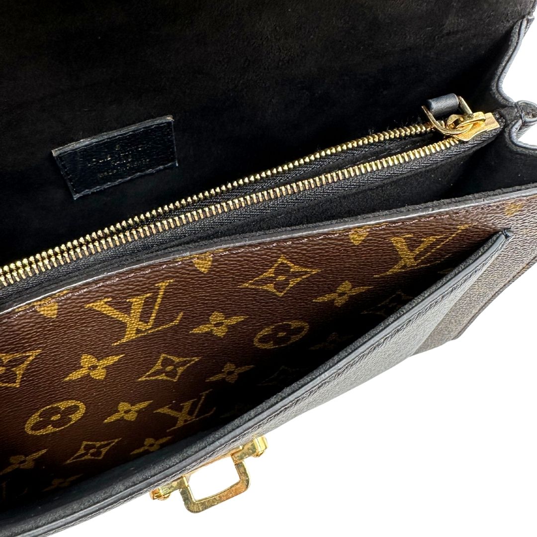 interno Borsa Louis Vuitton Victoire in canvas marrone monogram, finiture in pelle nera e parti metalliche dorate; munita di una tracolla in catena scorrevole. Completa di scatola, di lusso, originale.