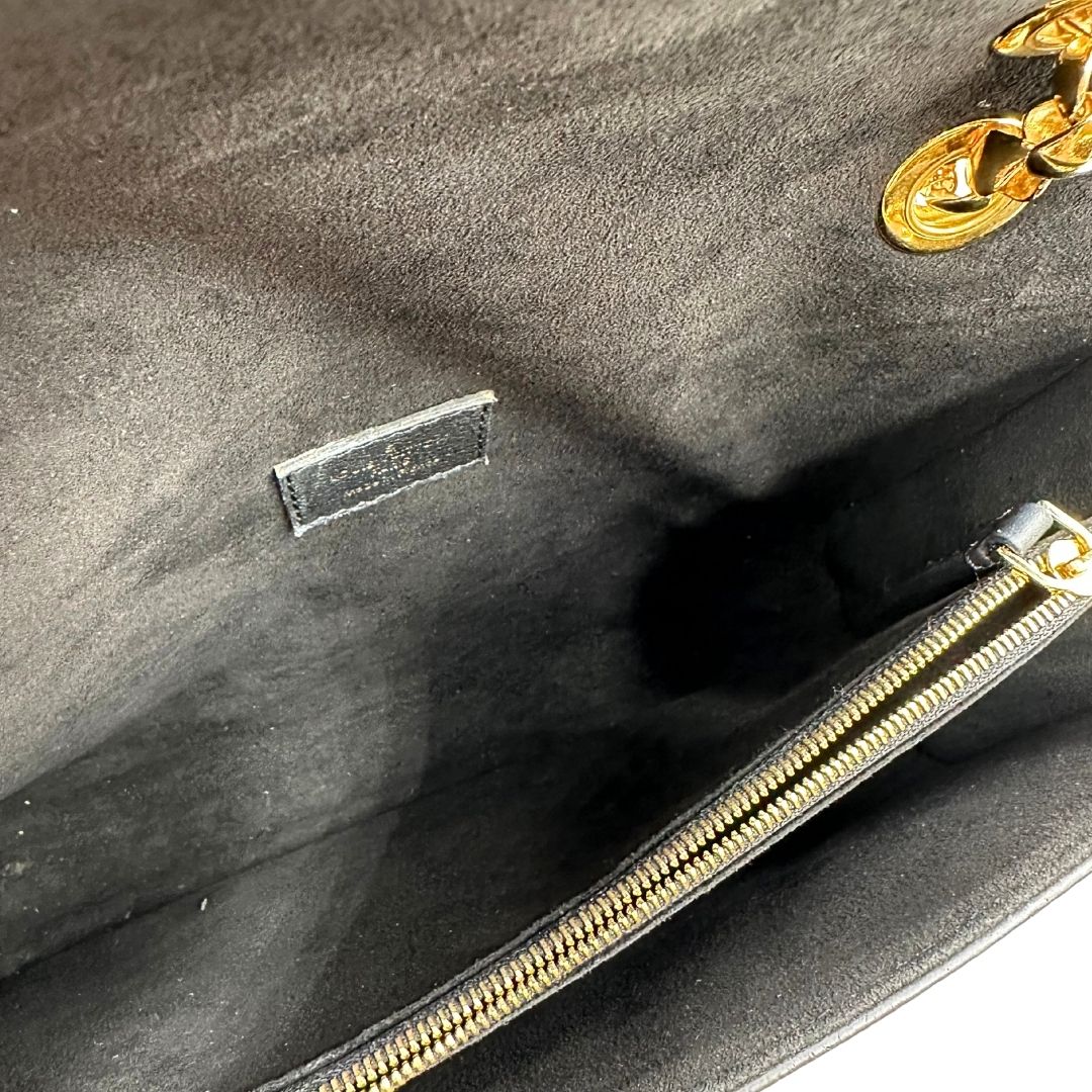 interno Borsa Louis Vuitton Victoire in canvas marrone monogram, finiture in pelle nera e parti metalliche dorate; munita di una tracolla in catena scorrevole. Completa di scatola, di lusso, originale.