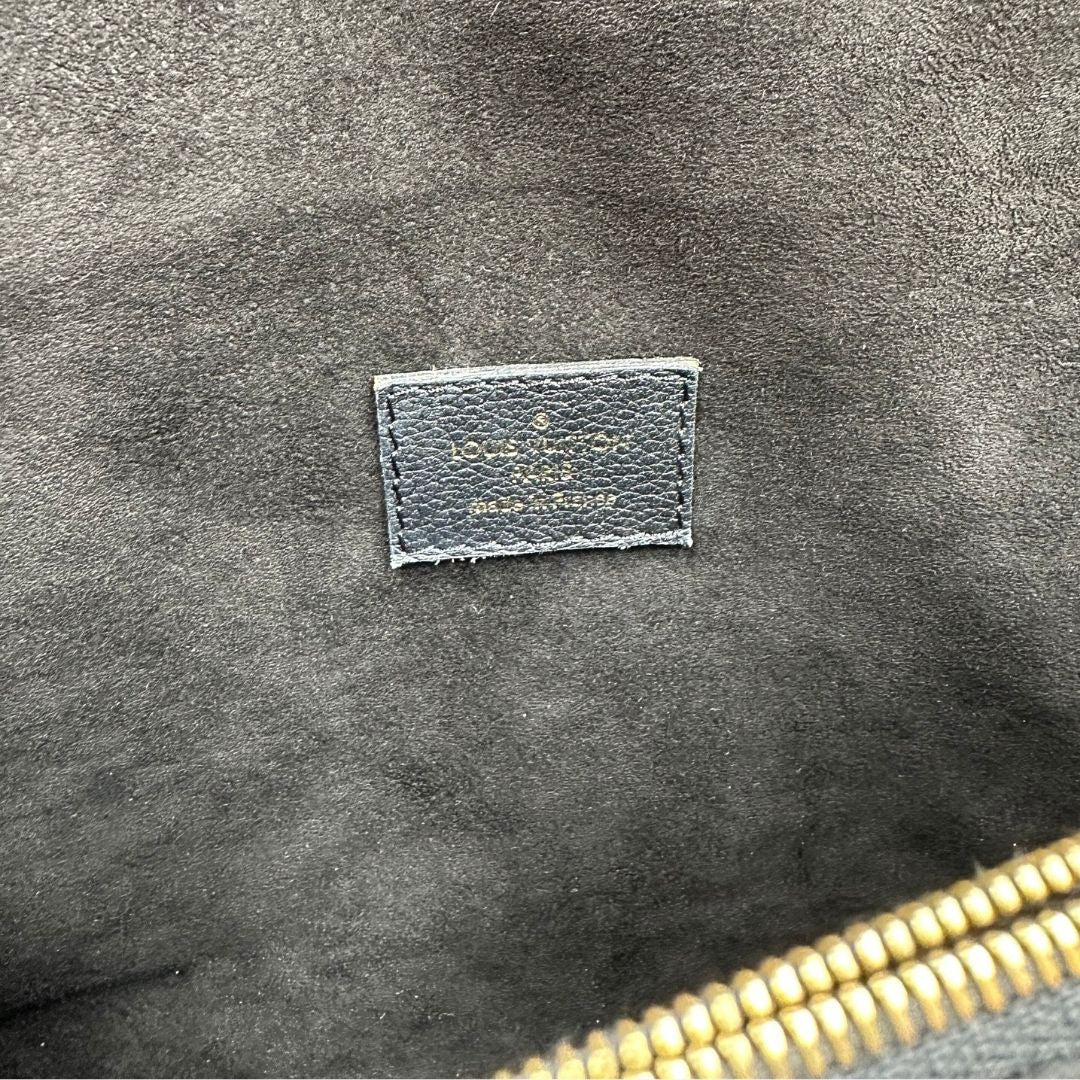 interno Borsa Louis Vuitton Victoire in canvas marrone monogram, finiture in pelle nera e parti metalliche dorate; munita di una tracolla in catena scorrevole. Completa di scatola, di lusso, originale.