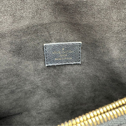 interno Borsa Louis Vuitton Victoire in canvas marrone monogram, finiture in pelle nera e parti metalliche dorate; munita di una tracolla in catena scorrevole. Completa di scatola, di lusso, originale.