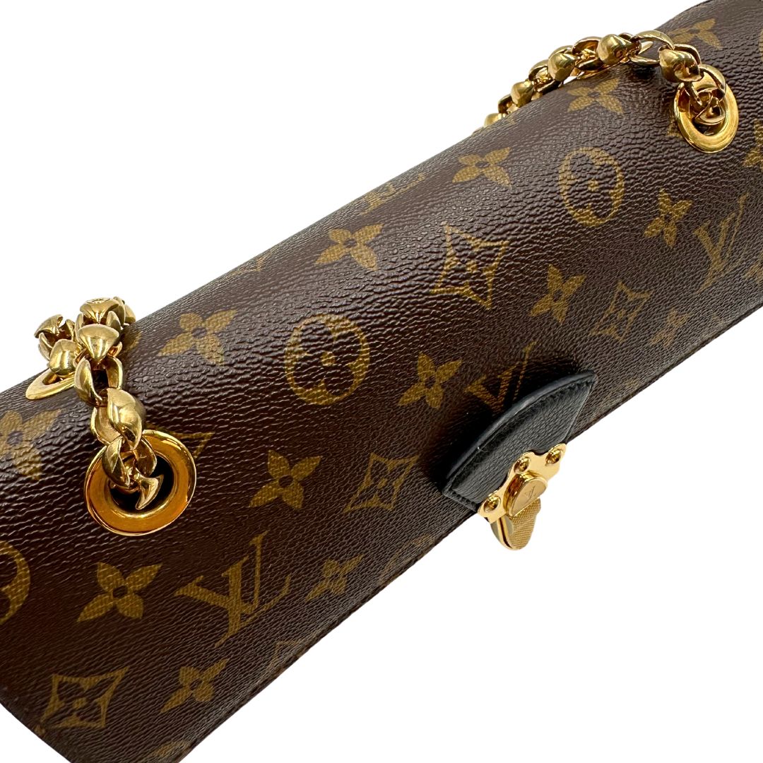 Borsa Louis Vuitton Victoire in canvas marrone monogram, finiture in pelle nera e parti metalliche dorate; munita di una tracolla in catena scorrevole. Completa di scatola, di lusso, originale. 