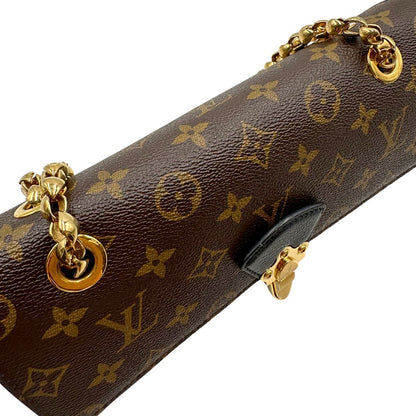 Borsa Louis Vuitton Victoire in canvas marrone monogram, finiture in pelle nera e parti metalliche dorate; munita di una tracolla in catena scorrevole. Completa di scatola, di lusso, originale. 