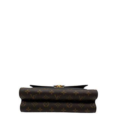 base Borsa Louis Vuitton Victoire in canvas marrone monogram, finiture in pelle nera e parti metalliche dorate; munita di una tracolla in catena scorrevole. Completa di scatola, di lusso, originale. 