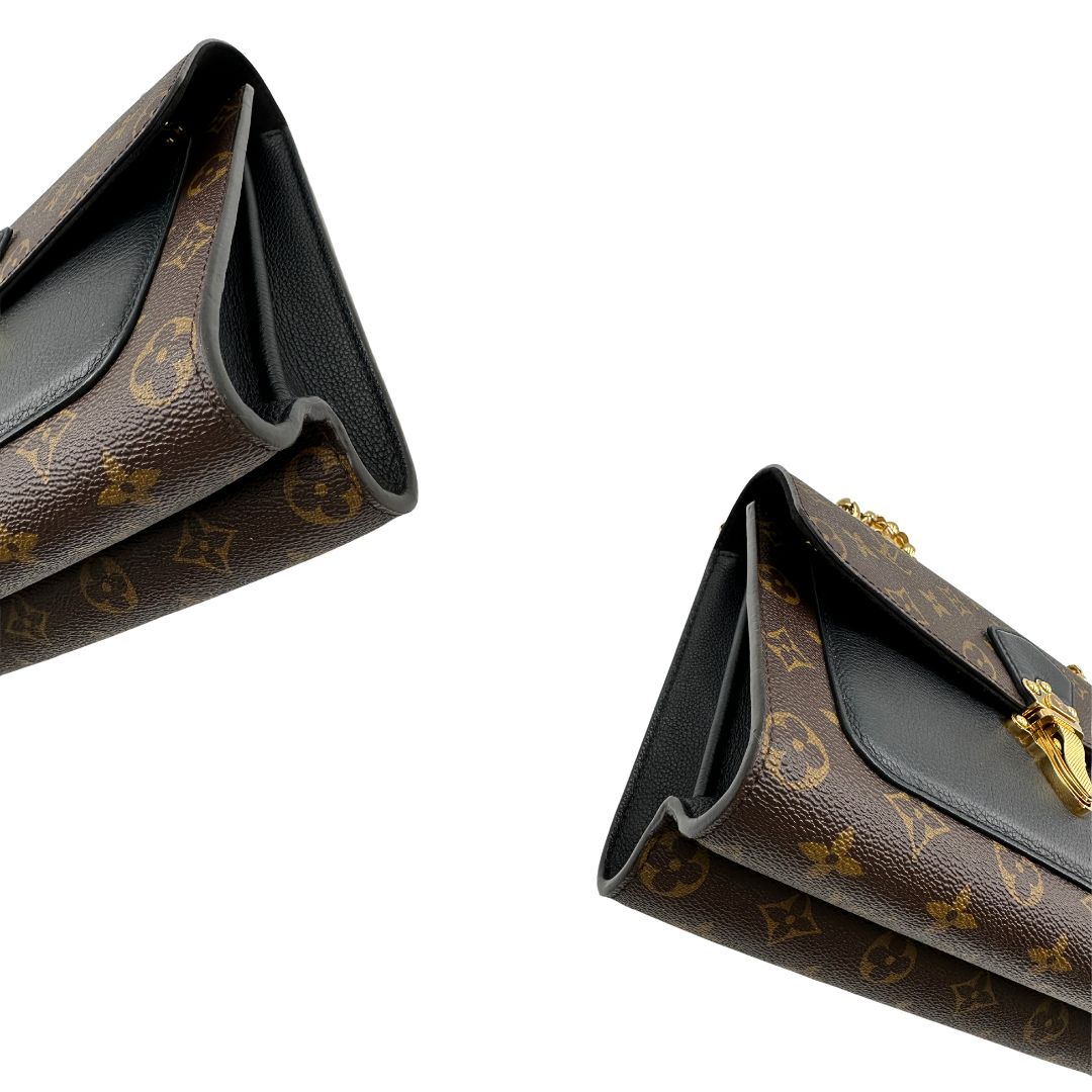 angoli Borsa Louis Vuitton Victoire in canvas marrone monogram, finiture in pelle nera e parti metalliche dorate; munita di una tracolla in catena scorrevole. Completa di scatola, di lusso, originale.