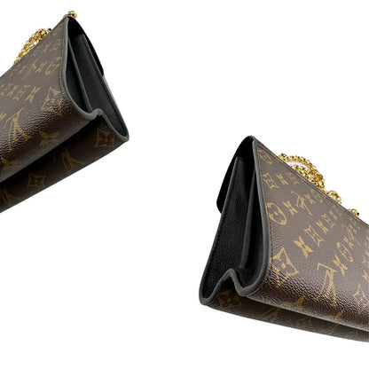angoli Borsa Louis Vuitton Victoire in canvas marrone monogram, finiture in pelle nera e parti metalliche dorate; munita di una tracolla in catena scorrevole. Completa di scatola, di lusso, originale. 