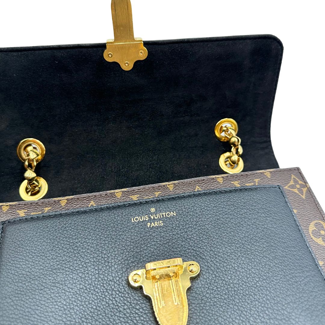 interno Borsa Louis Vuitton Victoire in canvas marrone monogram, finiture in pelle nera e parti metalliche dorate; munita di una tracolla in catena scorrevole. Completa di scatola, di lusso, originale.