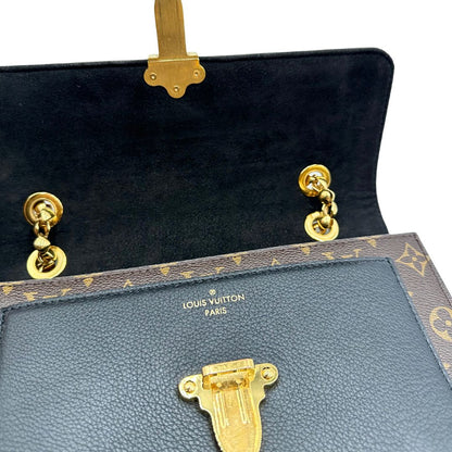 interno Borsa Louis Vuitton Victoire in canvas marrone monogram, finiture in pelle nera e parti metalliche dorate; munita di una tracolla in catena scorrevole. Completa di scatola, di lusso, originale.