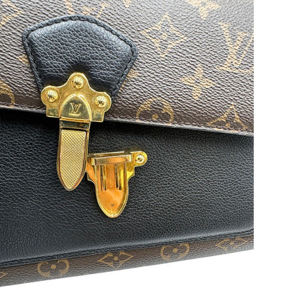 chiusura Borsa in canvas marrone monogram, finiture nere e parti metalliche dorate; munita di una tracolla in catena scorrevole. Completa di scatola, di lusso, originale, ottime condizioni. 