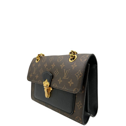 lato Borsa in canvas marrone monogram, finiture nere e parti metalliche dorate; munita di una tracolla in catena scorrevole. Completa di scatola, di lusso, originale, ottime condizioni. 