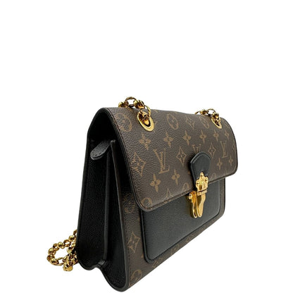 lato Borsa in canvas marrone monogram, finiture nere e parti metalliche dorate; munita di una tracolla in catena scorrevole. Completa di scatola, di lusso, originale, ottime condizioni. 