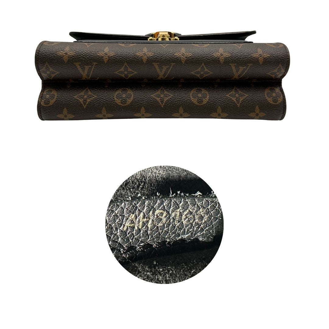 base Borsa in canvas marrone monogram, finiture nere e parti metalliche dorate; munita di una tracolla in catena scorrevole. Completa di scatola, di lusso, originale, ottime condizioni. 