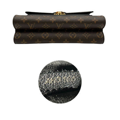 base Borsa in canvas marrone monogram, finiture nere e parti metalliche dorate; munita di una tracolla in catena scorrevole. Completa di scatola, di lusso, originale, ottime condizioni. 