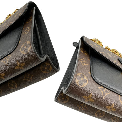 angoli Borsa in canvas marrone monogram, finiture nere e parti metalliche dorate; munita di una tracolla in catena scorrevole. Completa di scatola, di lusso, originale, ottime condizioni. 