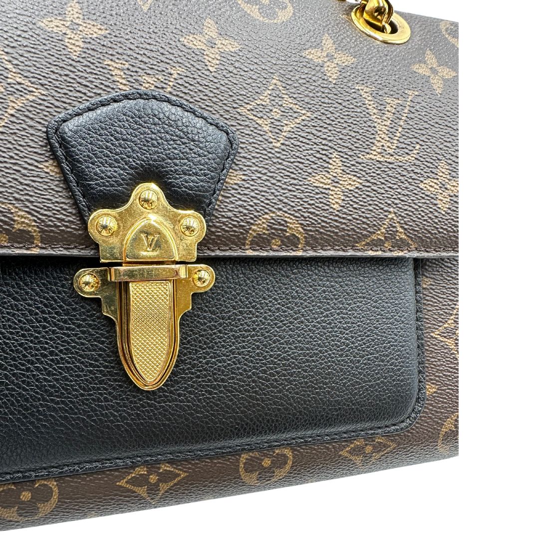 chiusura Borsa in canvas marrone monogram, finiture nere e parti metalliche dorate; munita di una tracolla in catena scorrevole. Completa di scatola, di lusso, originale, ottime condizioni. 