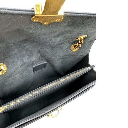 interno Borsa in canvas marrone monogram, finiture nere e parti metalliche dorate; munita di una tracolla in catena scorrevole. Completa di scatola, di lusso, originale, ottime condizioni. 