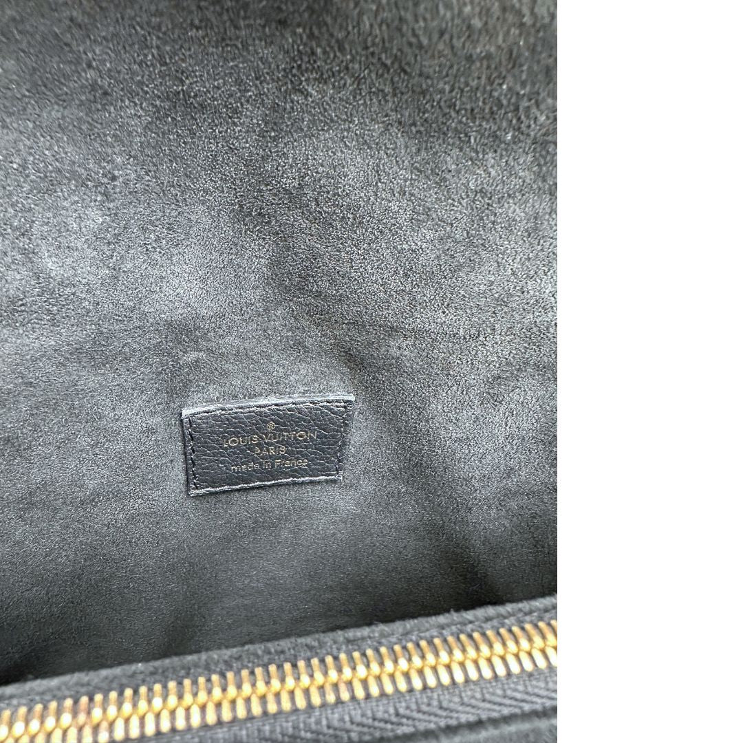 interno Borsa in canvas marrone monogram, finiture nere e parti metalliche dorate; munita di una tracolla in catena scorrevole. Completa di scatola, di lusso, originale, ottime condizioni. 