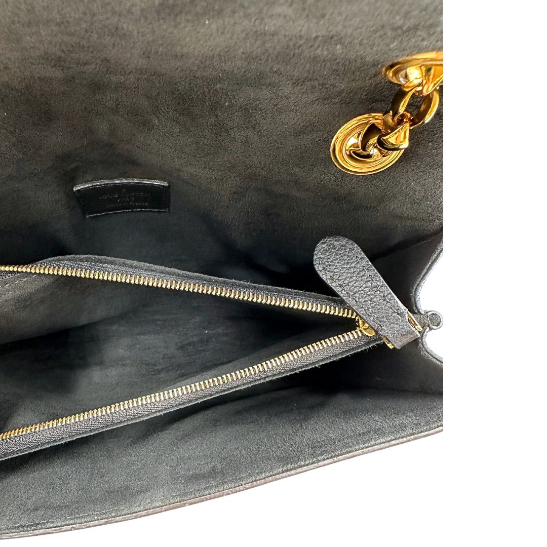 interno Borsa in canvas marrone monogram, finiture nere e parti metalliche dorate; munita di una tracolla in catena scorrevole. Completa di scatola, di lusso, originale, ottime condizioni. 