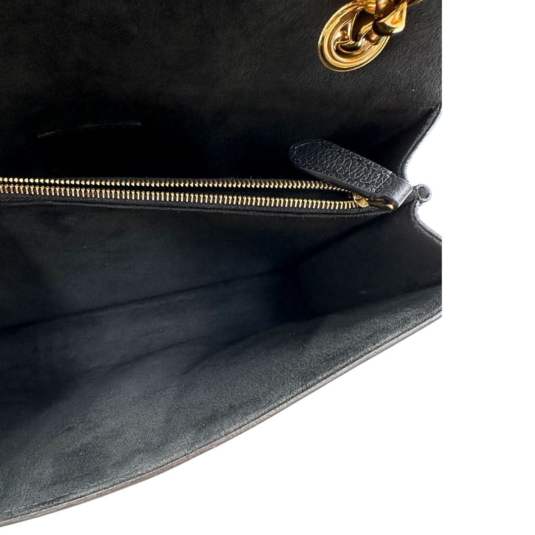 interno Borsa in canvas marrone monogram, finiture nere e parti metalliche dorate; munita di una tracolla in catena scorrevole. Completa di scatola, di lusso, originale, ottime condizioni. 