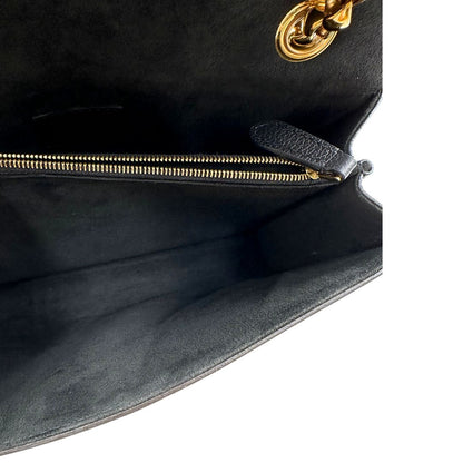 interno Borsa in canvas marrone monogram, finiture nere e parti metalliche dorate; munita di una tracolla in catena scorrevole. Completa di scatola, di lusso, originale, ottime condizioni. 