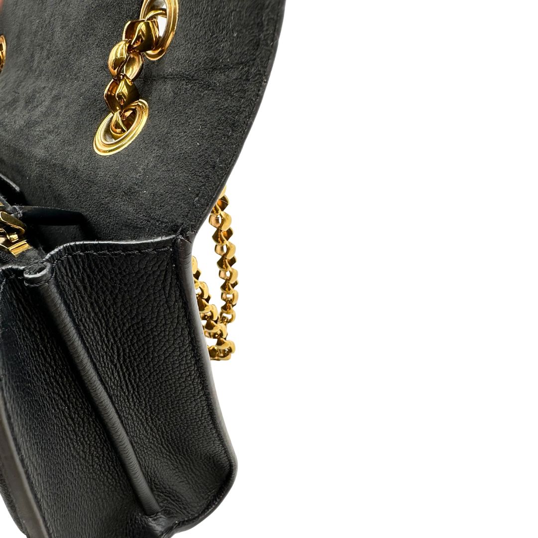 interno Borsa in canvas marrone monogram, finiture nere e parti metalliche dorate; munita di una tracolla in catena scorrevole. Completa di scatola, di lusso, originale, ottime condizioni. 