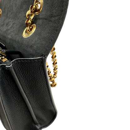 interno Borsa in canvas marrone monogram, finiture nere e parti metalliche dorate; munita di una tracolla in catena scorrevole. Completa di scatola, di lusso, originale, ottime condizioni. 