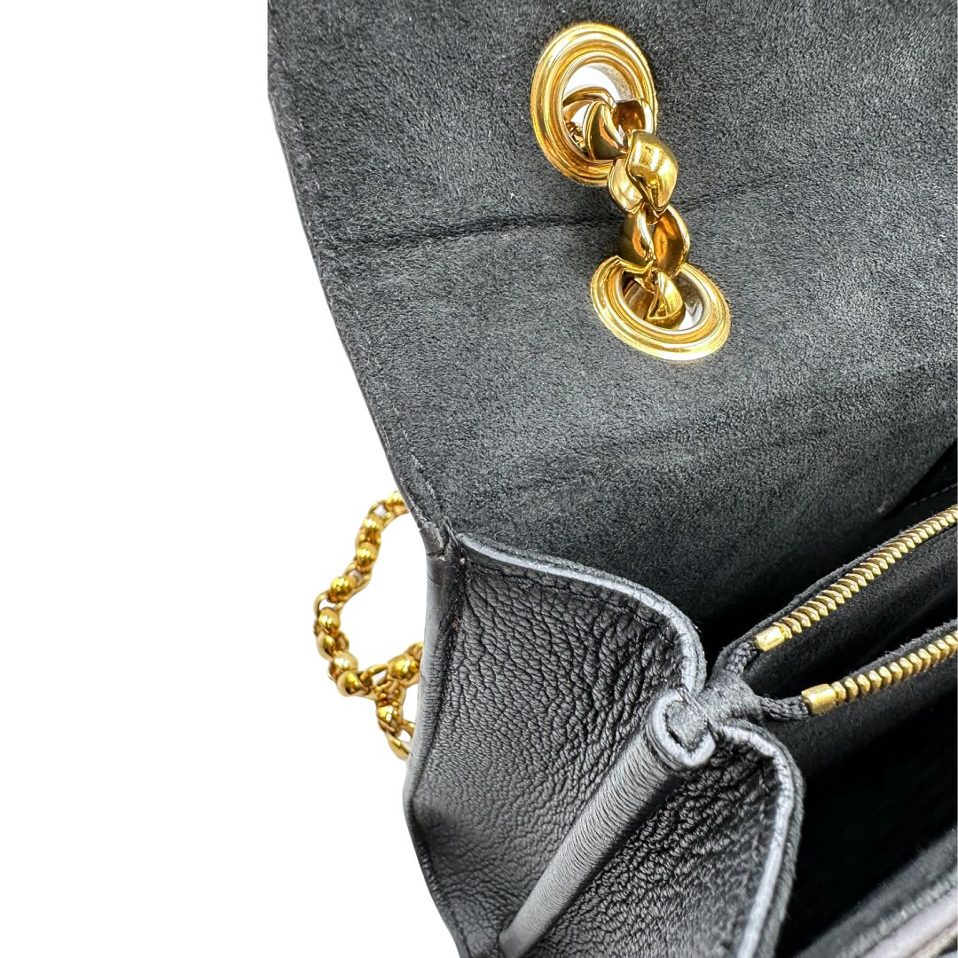 interno Borsa in canvas marrone monogram, finiture nere e parti metalliche dorate; munita di una tracolla in catena scorrevole. Completa di scatola, di lusso, originale, ottime condizioni. 