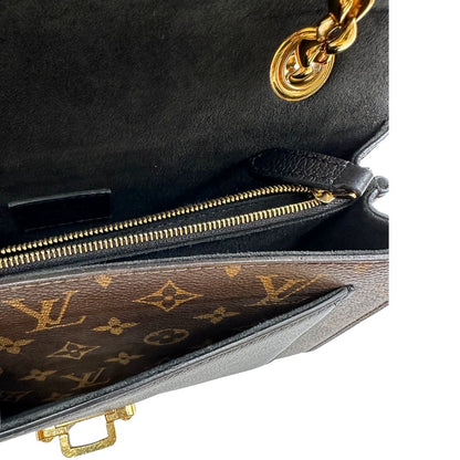 interno Borsa in canvas marrone monogram, finiture nere e parti metalliche dorate; munita di una tracolla in catena scorrevole. Completa di scatola, di lusso, originale, ottime condizioni. 