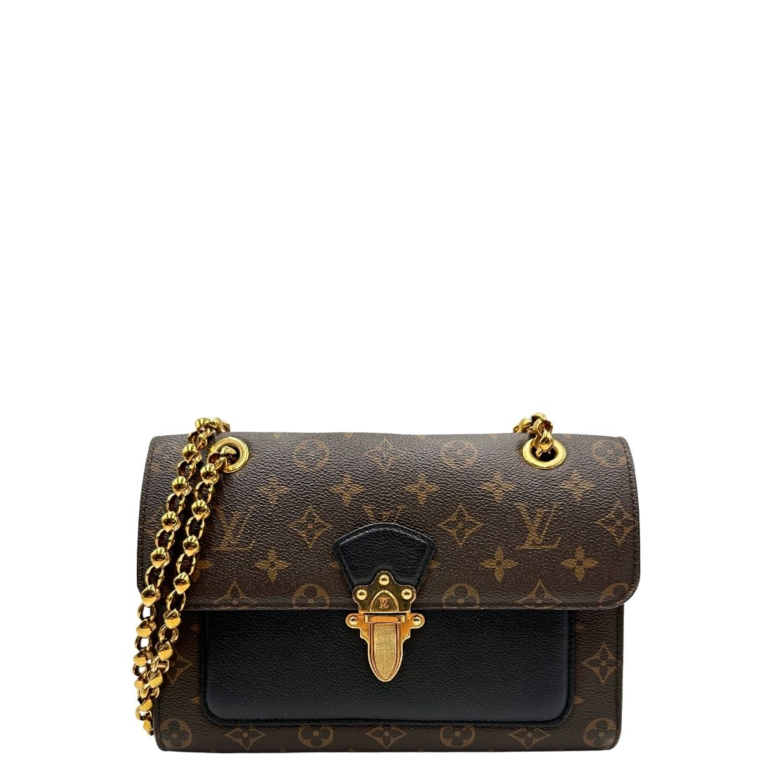 front Borsa in canvas marrone monogram, finiture nere e parti metalliche dorate; munita di una tracolla in catena scorrevole. Completa di scatola, di lusso, originale, ottime condizioni. 