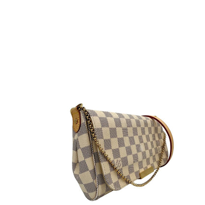 Laterale Borsa Louis Vuitton Favorite in canvas Damier Azur con parti metalliche dorate. Munita di una tracolla amovibile in vacchetta naturale e un manico in catena. Originale, usato, in condizioni ottime. 