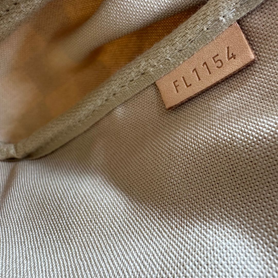 Codice seriale; Borsa Louis Vuitton Favorite in canvas Damier Azur con parti metalliche dorate. Munita di una tracolla amovibile in vacchetta naturale e un manico in catena. Originale, usato, in condizioni ottime. 