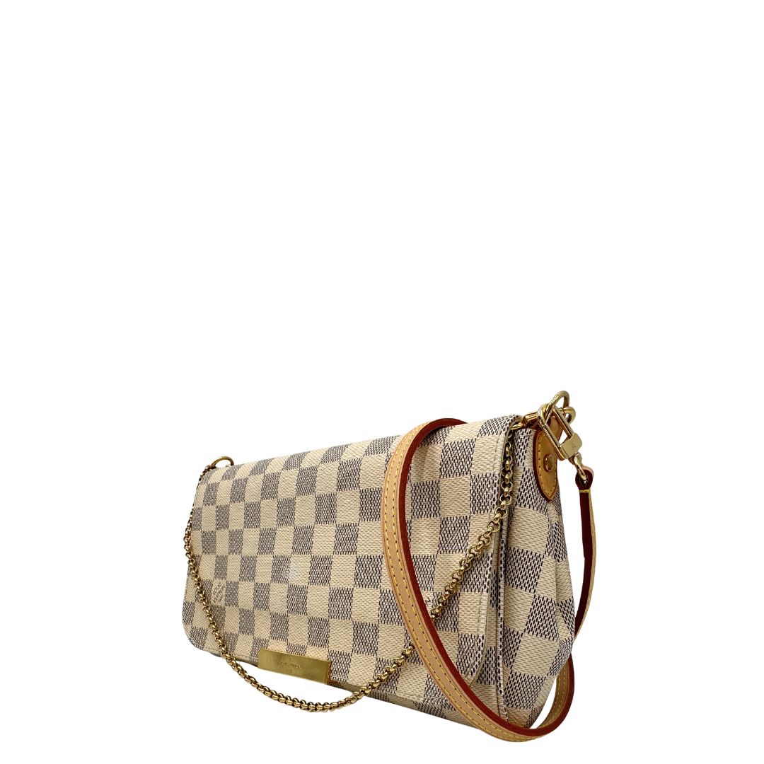Laterale Borsa Louis Vuitton Favorite in canvas Damier Azur con parti metalliche dorate. Munita di una tracolla amovibile in vacchetta naturale e un manico in catena. Originale, usato, in condizioni ottime. 