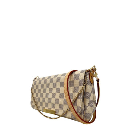 Laterale Borsa Louis Vuitton Favorite in canvas Damier Azur con parti metalliche dorate. Munita di una tracolla amovibile in vacchetta naturale e un manico in catena. Originale, usato, in condizioni ottime. 