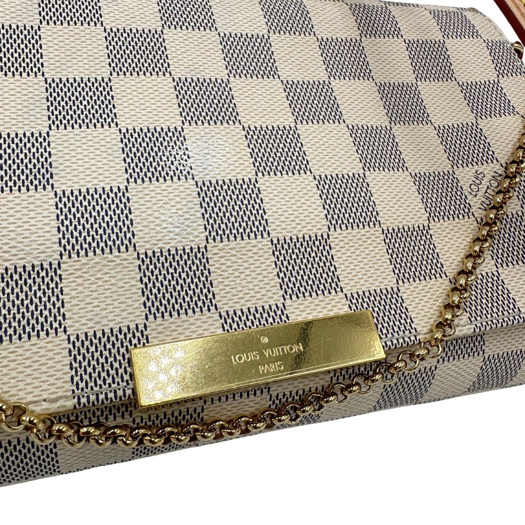 Borsa Louis Vuitton Favorite in canvas Damier Azur con parti metalliche dorate. Munita di una tracolla amovibile in vacchetta naturale e un manico in catena. Originale, usato, in condizioni ottime. 