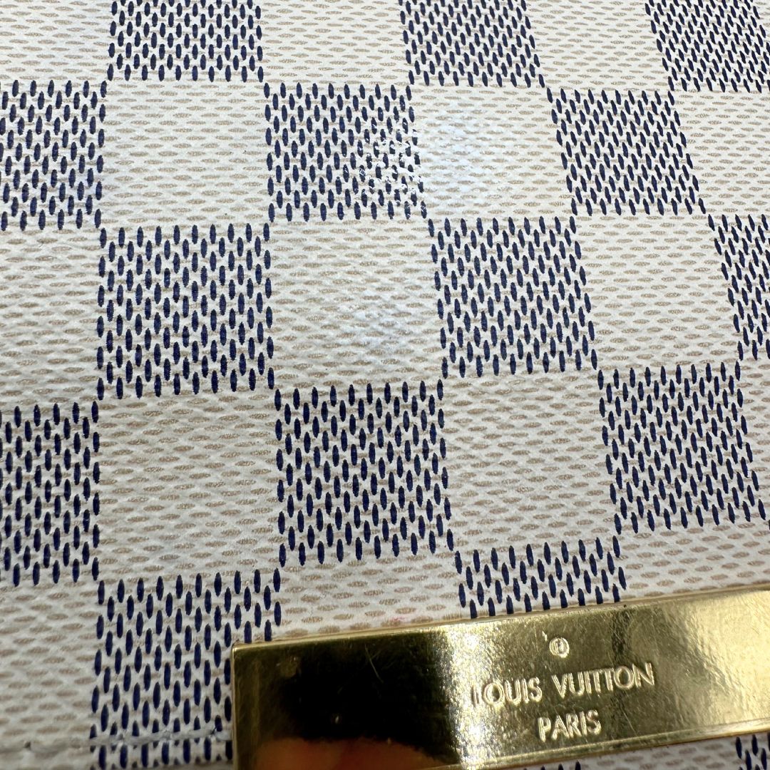 Borsa Louis Vuitton Favorite in canvas Damier Azur con parti metalliche dorate. Munita di una tracolla amovibile in vacchetta naturale e un manico in catena. Originale, usato, in condizioni ottime. 