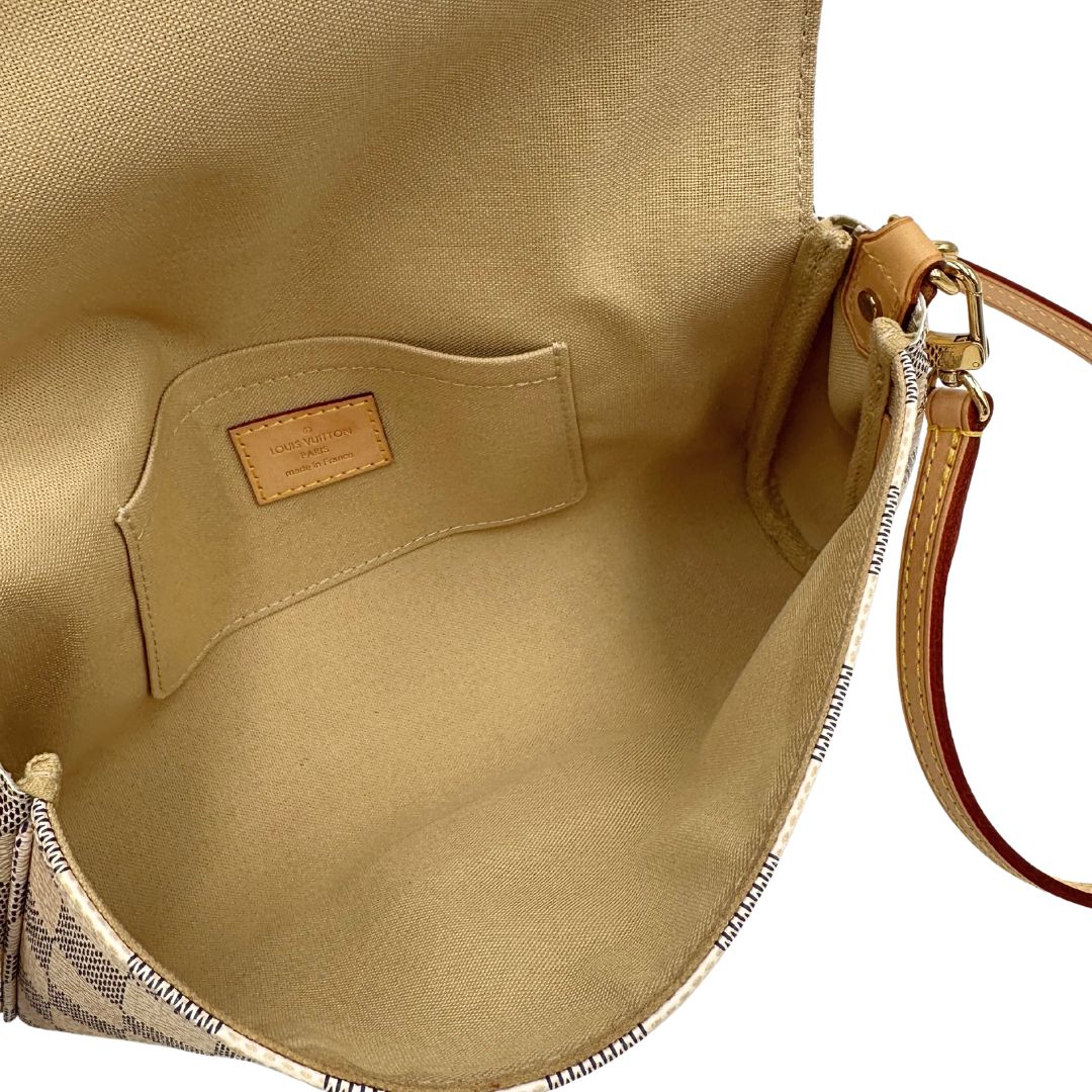 Interno Borsa Louis Vuitton Favorite in canvas Damier Azur con parti metalliche dorate. Munita di una tracolla amovibile in vacchetta naturale e un manico in catena. Originale, usato, in condizioni ottime. 