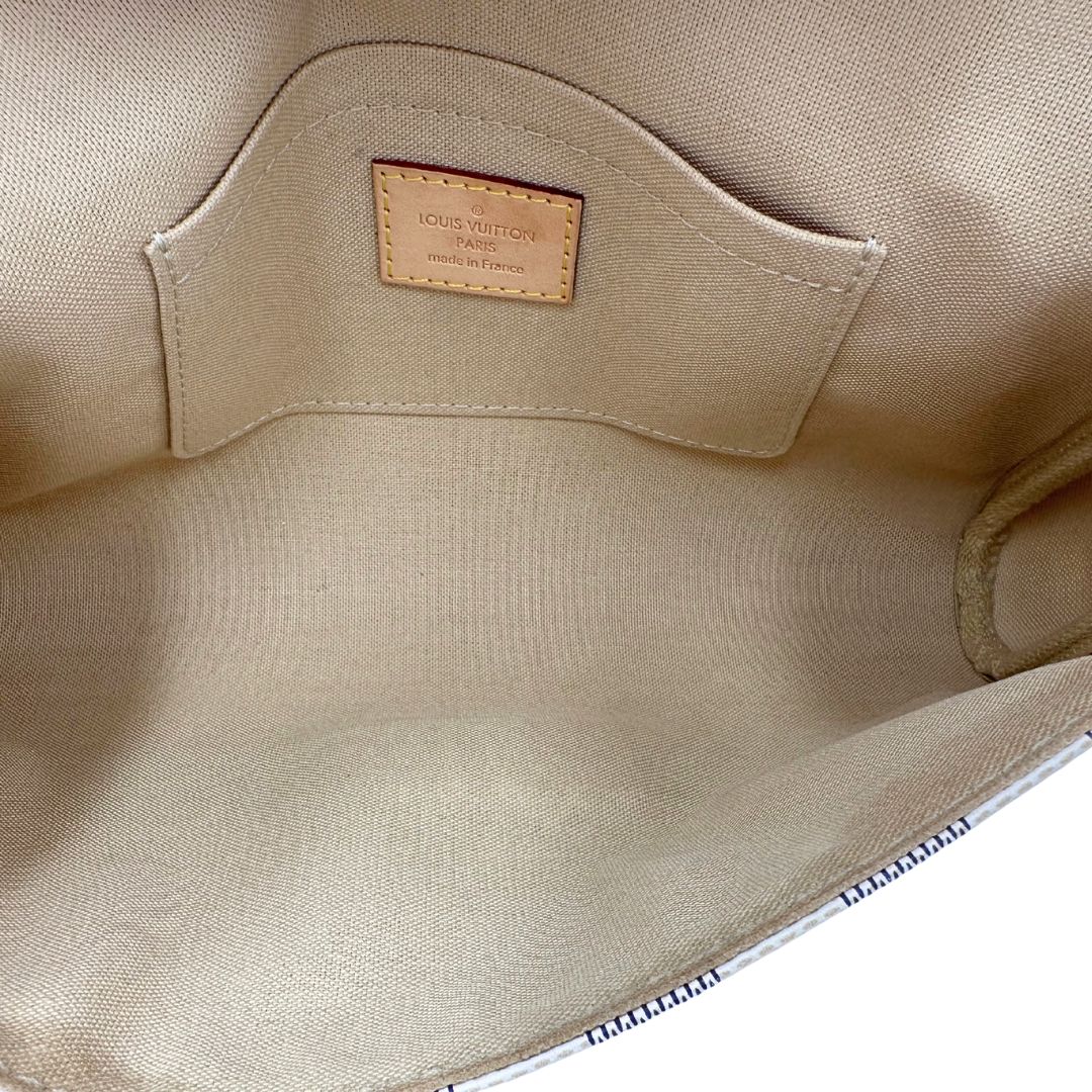 Interno Borsa Louis Vuitton Favorite in canvas Damier Azur con parti metalliche dorate. Munita di una tracolla amovibile in vacchetta naturale e un manico in catena. Originale, usato, in condizioni ottime. 