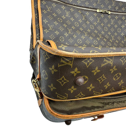 angolo Borsa da viaggio in canvas marrone monogram con finiture in vacchetta naturale e parti metalliche dorate; munita di un manico singolo,una tracolla amovibile e regolabile e 5 grucce, di lusso, originale, ottime condizioni. 